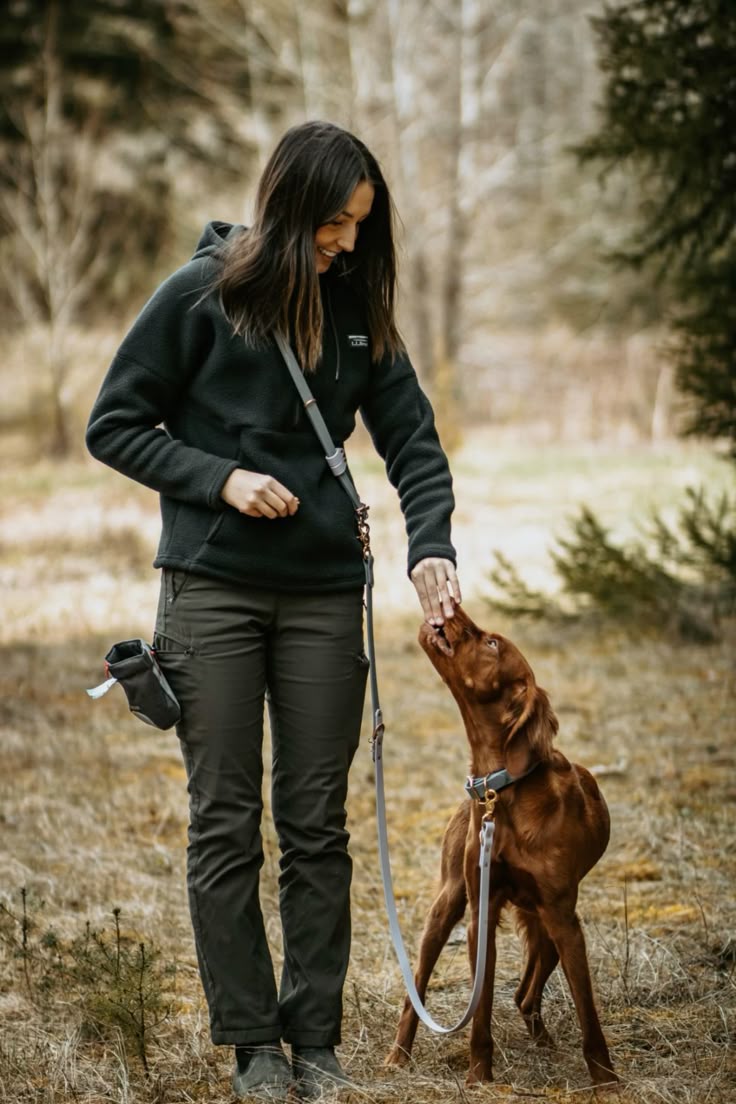 Persona y perro paseando juntos en el bosque