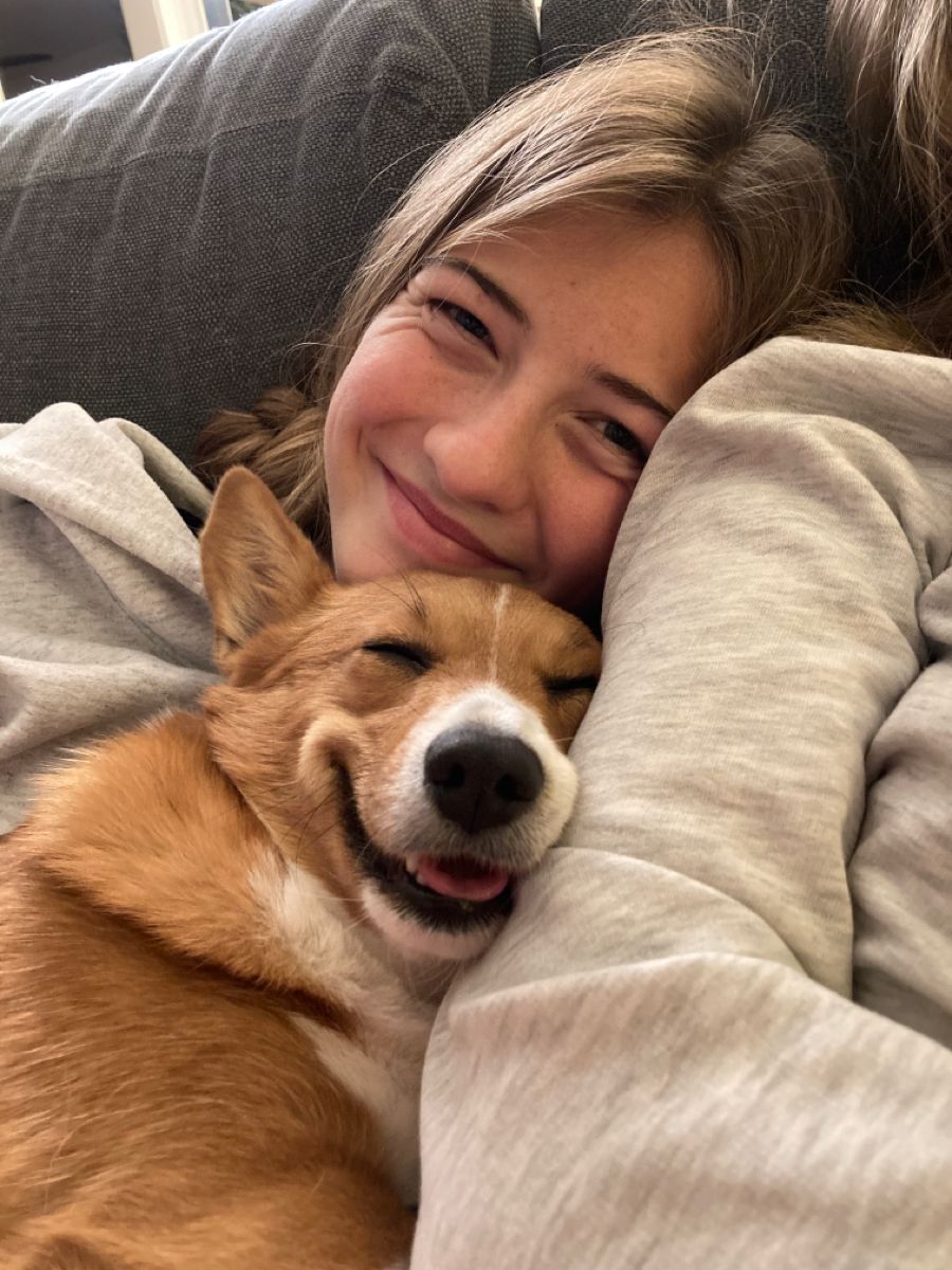 Persona abrazando con cariño a su perro feliz