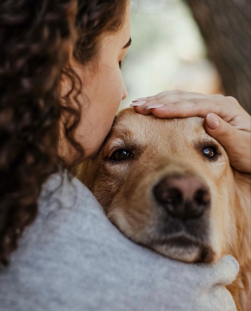 Mujer abrazando con ternura a su perro
