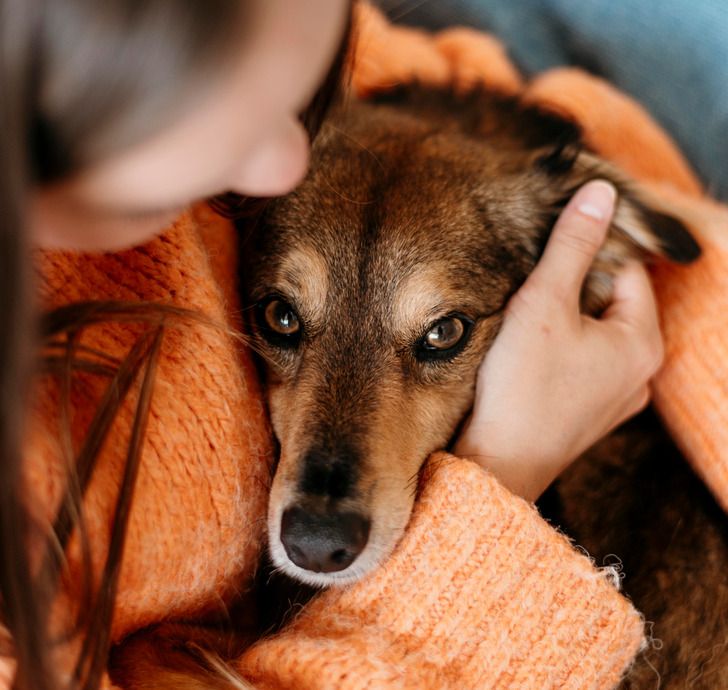 Mujer abrazando con ternura a su perro